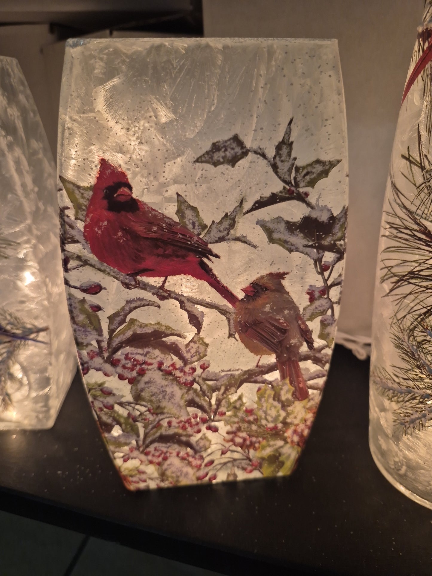 Holly And Cardinals Lit Med Vase Rectangle